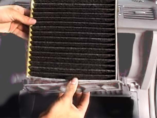 O filtro do ar condicionado do seu carro - Encontre e troque!